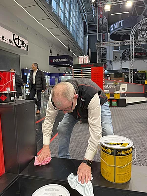 Enke-Mitarbeiter mit Enkolit auf Enke-Messestand