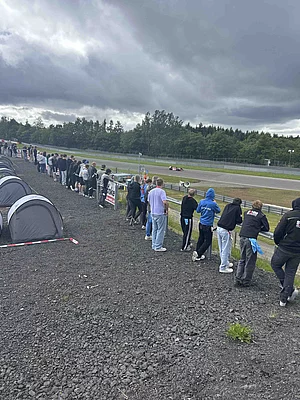 Menschen vor Rennstrecke 5. Enke Impulscamp am Nürburgring