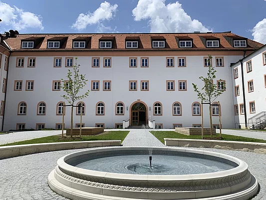 Frontalansicht des gefüllten Brunnens