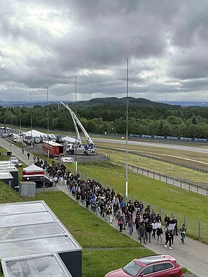 Menschen auf dem 5. Enke Impulscamp am Nürburgring