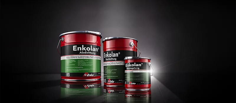 Produktová řada Enke – kbelíky a plechovky na černém pozadí s trávou