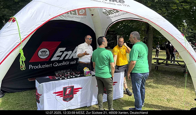 Mitarbeitende von Enke unter Sonnensegel beim Enke Sommerfest 2026