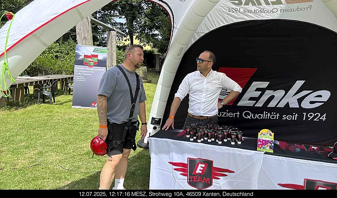 Enke Mitarbeitender am Enke-Stand auf Enke Sommerfest 2026