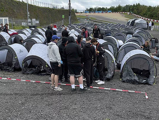 Zelte mit Menschen auf dem 5. Enke Impulscamp am Nürburgring