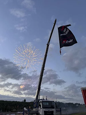 Feuerwerk mit Enke-Fahne auf dem 5. Enke Impulscamp am Nürburgring