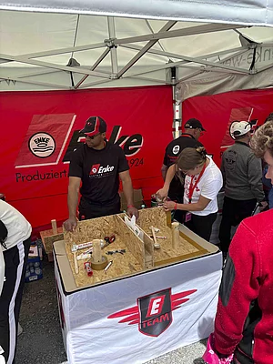 Produktanwendungen im Seminarzelt auf dem 5. Enke Impulscamp am Nürburgring