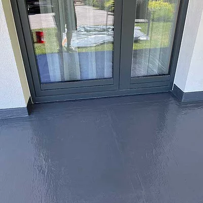 Abschluss einer Terrasse mit Terrassentür