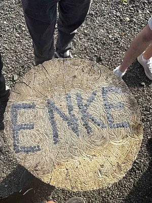 Enke-Logo genagelt auf Holzstumpf auf dem 5. Enke Impulscamp am Nürburgring