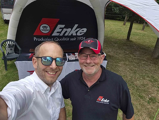 Mitarbeitende von Enke lachen in die Kamera beim Enke Sommerfest 2026