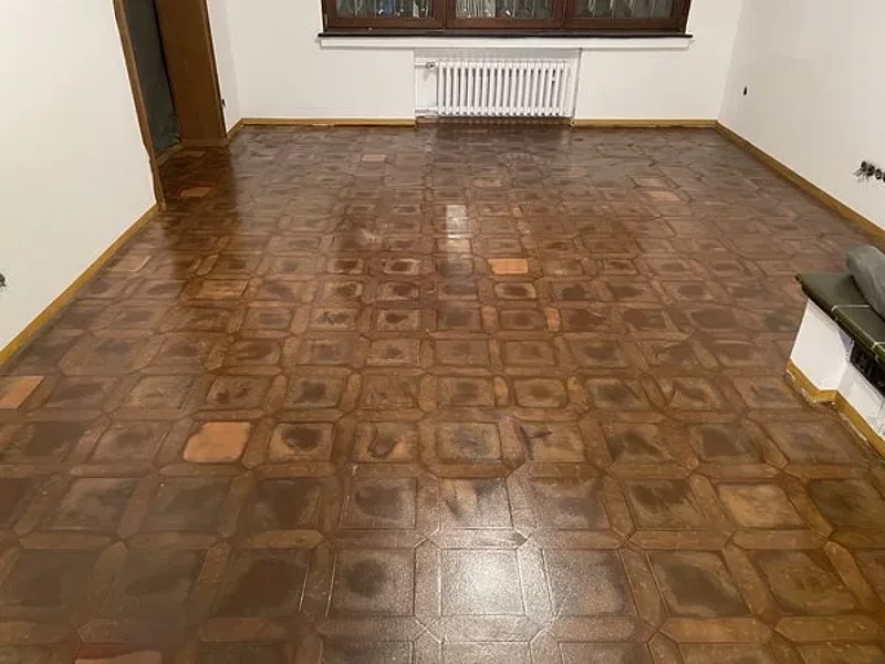 Fertig aufgetragene Kratzspachtelung auf Fußboden