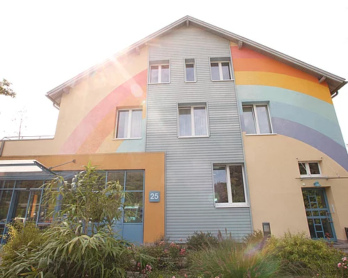Vorderansicht des Kinderhospiz Regenbogenland Vorderansicht des Kinderhospiz Regenbogenland