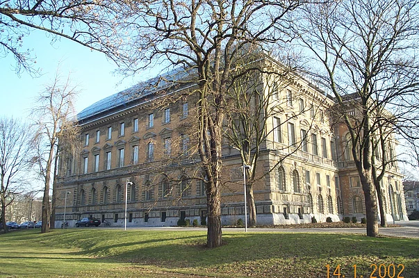 Ständehaus mit blauem Himmel