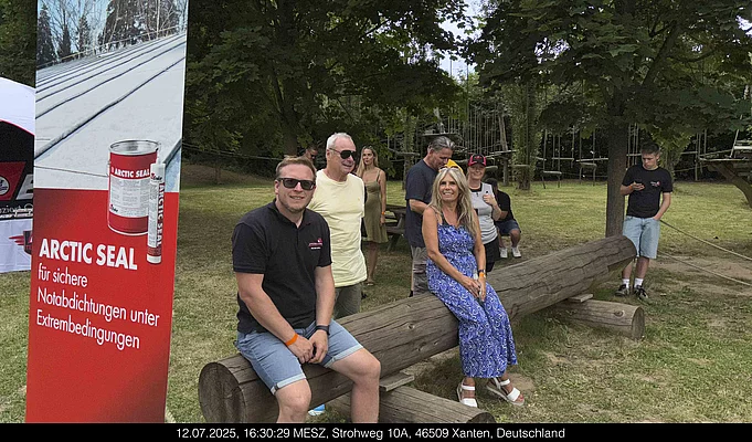 Personen auf Bank beim Enke Sommerfest 2026