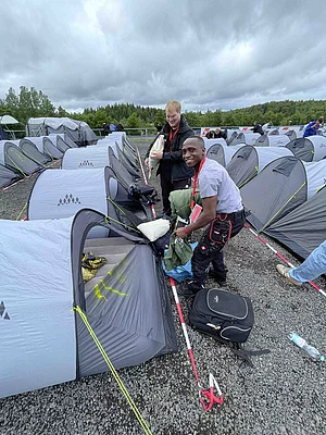 Menschen vor Zelt auf dem 5. Enke Impulscamp am Nürburgring