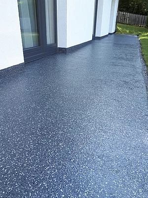 Detailaufnahme einer Terrassengestaltung mit Enke