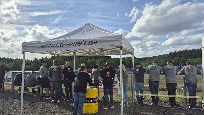 Menschen unter Zeltdach auf dem 5. Enke Impulscamp am Nürburgring