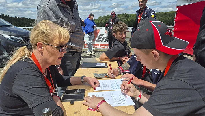 Teilnehmer am Tisch auf dem 5. Enke Impulscamp am Nürburgring