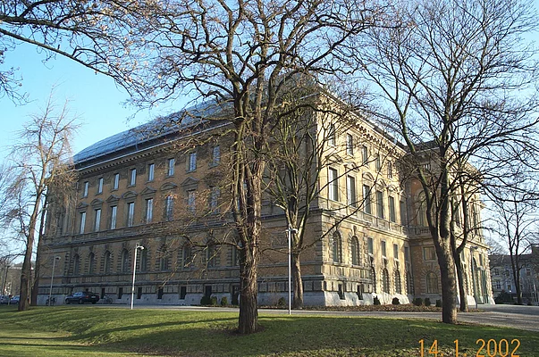 Ständehaus mit Bäumen