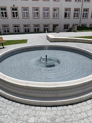 Brunnen gefüllt mit Wasser