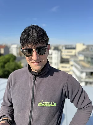 Mitarbeiter auf Dach mit Sonnenbrille