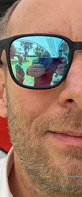 Mann mit Sonnenbrille im Gesicht