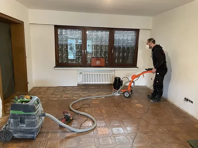 Abbilung eines Anschleifens der Fliesenoberfläche