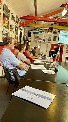 Teilnehmende in Schulung bei Enke in der "Roten Hölle"