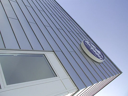 Beragder-Logo auf Firmengebäude