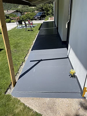 Vorbereitung einer Terrassengestaltung mit Enke