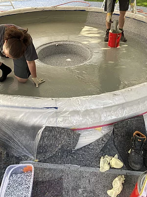 Brunnen wird mit Enkolan beschichtet