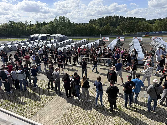 Menschenmenge vor Zeltdorf auf dem 5. Enke Impulscamp am Nürburgring