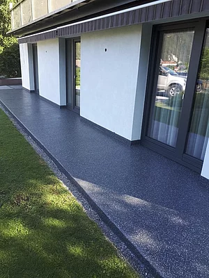 Fertige Terrassengestaltung mit Enkolan und Enke Chips