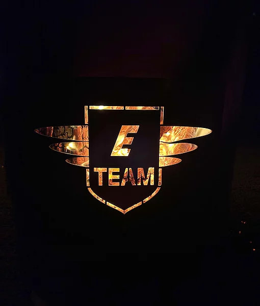Enke-Team-Logo mit Feuer hinterlegt auf dem 5. Enke Impulscamp am Nürburgring