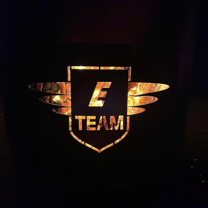 Enke-Team-Logo mit Feuer hinterlegt auf dem 5. Enke Impulscamp am Nürburgring