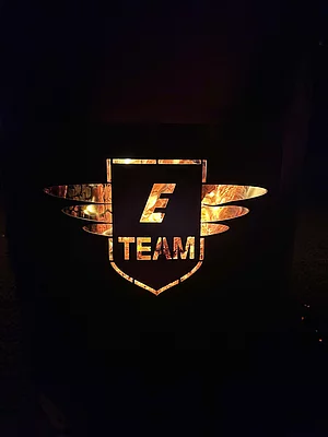 Enke-Team-Logo mit Feuer hinterlegt auf dem 5. Enke Impulscamp am Nürburgring