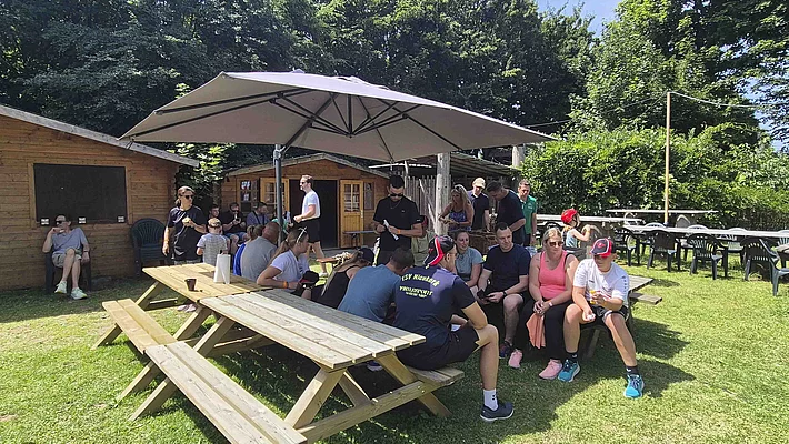 Menschenmenge im Schatten Enke Sommerfest 2026