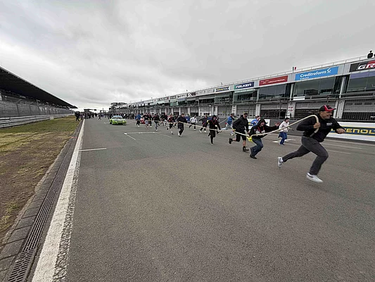Menschen auf Rennstrecke, 5. Enke Impulscamp am Nürburgring