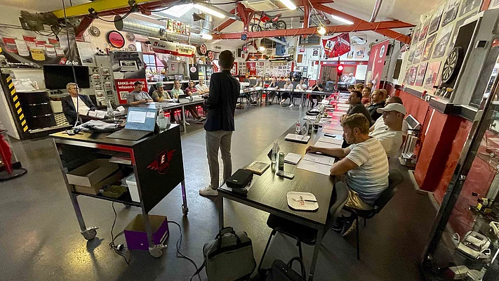 Redner bei Schulung bei Enke in der "Roten Hölle"